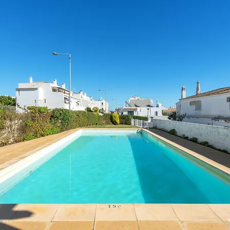 Serene Spacious House - Swimming Pool & Garden