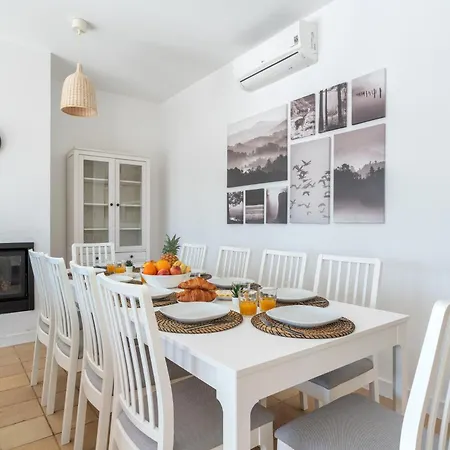 Dom wakacyjny Serene Spacious House - Swimming Pool & Garden *