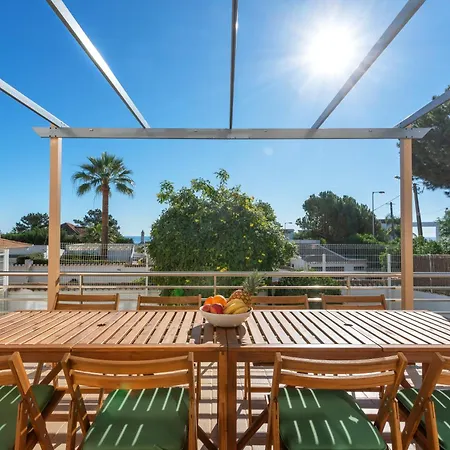 Dom wakacyjny Serene Spacious House - Swimming Pool & Garden