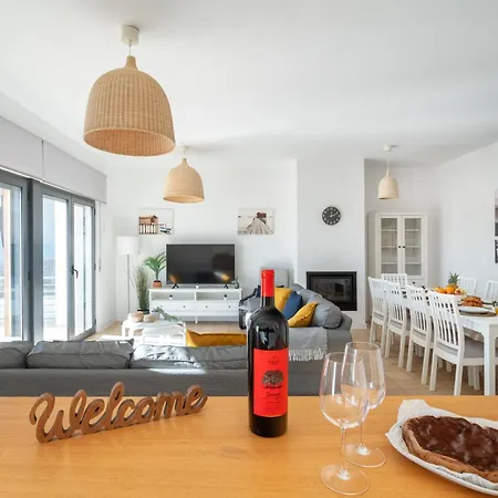 Serene Spacious House - Swimming Pool & Garden