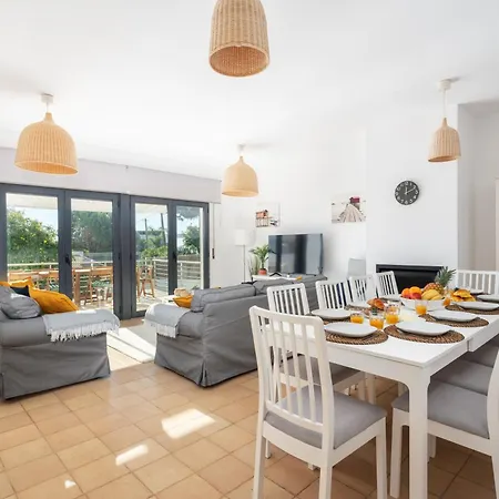 Serene Spacious House - Swimming Pool & Garden *
