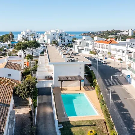 Dom wakacyjny Serene Spacious House - Swimming Pool & Garden
