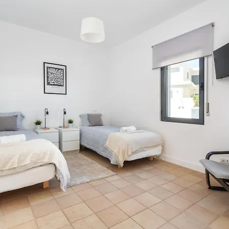 Serene Spacious House - Swimming Pool & Garden