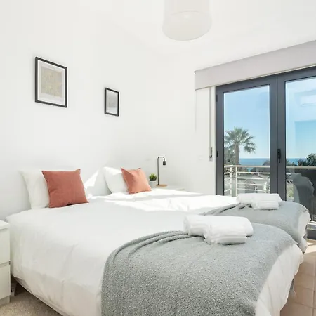 Dom wakacyjny Serene Spacious House - Swimming Pool & Garden