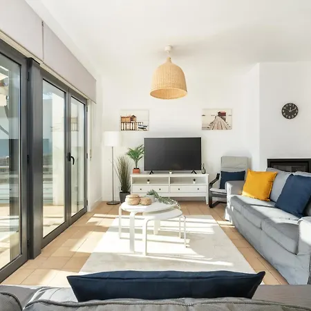 Serene Spacious House - Swimming Pool & Garden Holiday home *