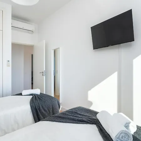 Holiday home Serene Spacious House - Swimming Pool & Garden *